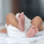 Megrázó részletek derültek ki az Angliában „halálra rázott” kisbaba halálának körülményeiről
