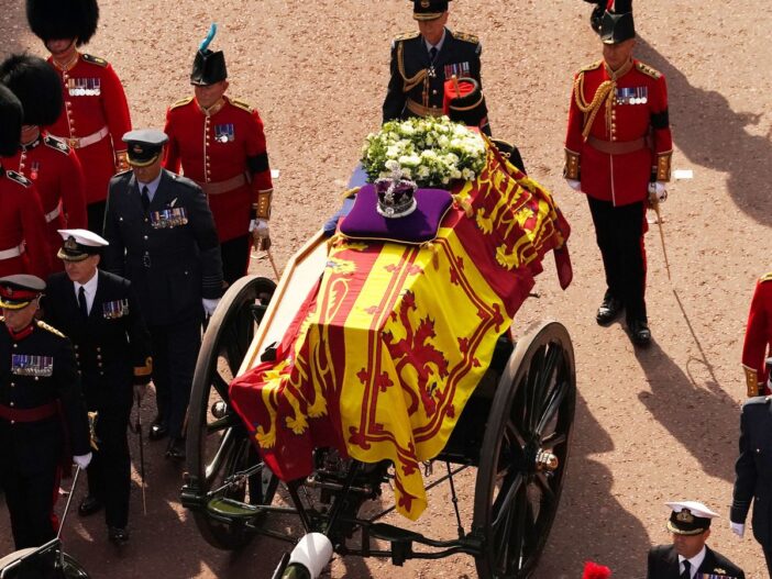 Milliós tömeg London utcáin, hogy végső búcsút vegyenek az uralkodótól: Kezdődik a királynő temetése 6
