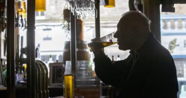 Zuhan a Nagy-Britanniában vendéglátásban dolgozó EUs polgárok száma (Friss adatok)