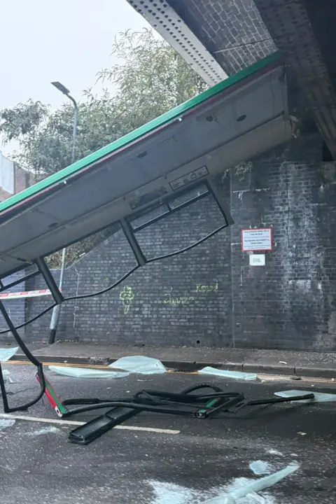 Vasúti hídnak ütközött egy iskolabusz Nagy-Britanniában, több kisgyermek is megsérült Vasúti hídnak ütközött egy iskolabusz Nagy-Britanniában, több kisgyermek is megsérült