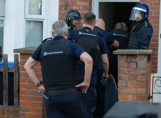 Új szigorítás az Egyesült Királyságban: akár 60 000 fontos bírság és börtönbüntetés az illegális munkavállalók foglalkoztatásáért