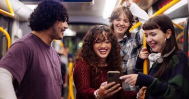 Akár 1000 fontos bírság a hangosan zenét hallgatóknak az angliai tömegközlekedési eszközökön