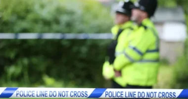 Kalapáccsal többször fejbe verte, majd erőszakoskodott a lánnyal egy 17 éves srác Angliában, miután elutasította a közeledését