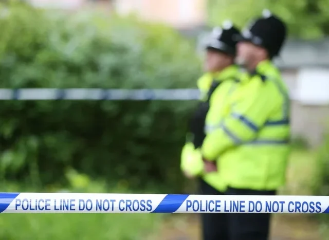 Kalapáccsal többször fejbe verte, majd erőszakoskodott a lánnyal egy 17 éves srác Angliában, miután elutasította a közeledését