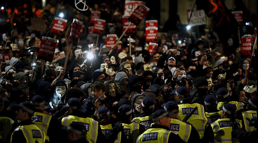 Supporters of the activist group Anonymous face police lines during a protest in London, Britain November 5, 2015. A few thousand protesters took part in the so-called Million Mask March in central London on Thursday. REUTERS/Stefan Wermuth - RTX1UYT0