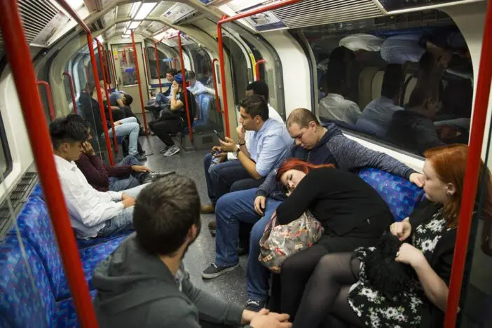 Újabb pofon London lakosságának, és a vendéglátóiparnak: még jó darabig nem lesz éjszakai metró