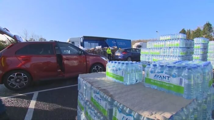 Elfogyott a víz az egyik városban Angliában - több tízezren maradtak ivóvíz nélkül, káosz a vízosztó pontokon Elfogyott a víz az egyik városban Angliában - több tízezren maradtak ivóvíz nélkül, káosz a vízosztó pontokon