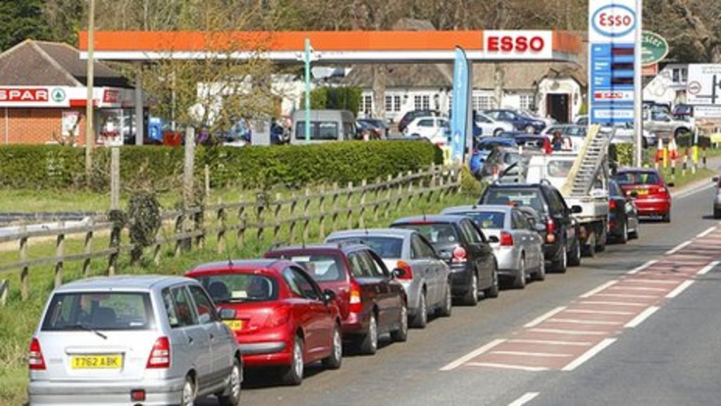 Elképesztő méreteket kezd ölteni a pánik üzemanyag vásárlás Angliában (képek, videók) 8