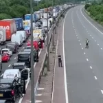 Óriási káoszt csináltak a tüntetők több brit autópálya szakaszon: volt ahol az üres úttesten már focizni kezdtek a kocsijukból kiszálló emberek