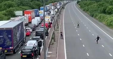 Óriási káoszt csináltak a tüntetők több brit autópálya szakaszon: volt ahol az üres úttesten már focizni kezdtek a kocsijukból kiszálló emberek