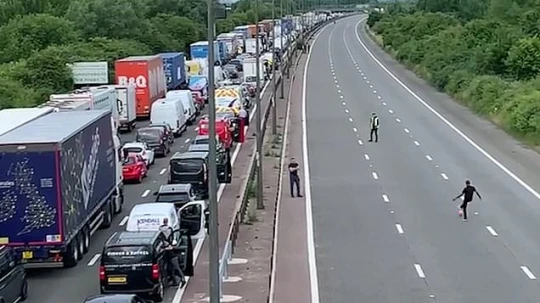Óriási káoszt csináltak a tüntetők több brit autópálya szakaszon: volt ahol az üres úttesten már focizni kezdtek a kocsijukból kiszálló emberek 3