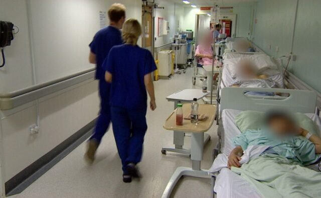 Óriási káosz a brit egészségügyben: az NHS kórházai már most összeomlás szélén és még tél sincs