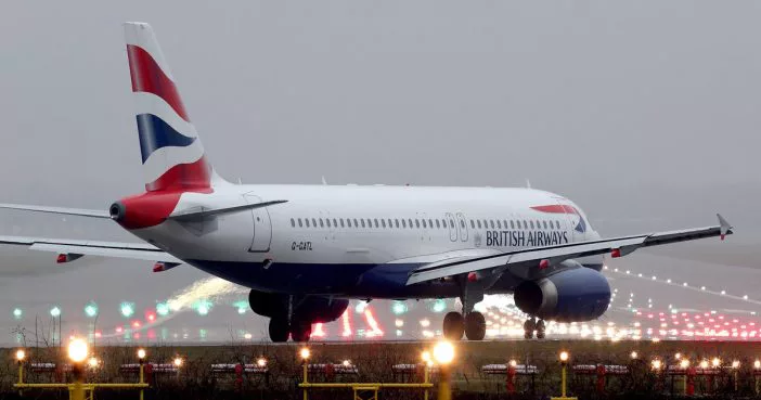 Kényszerleszállást hajtott végre egy járat a londoni reptéren, ami sok késést és fejfájást okozott 2