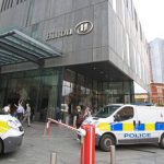 Elvágták egy nő torkát Angliában, egy manchesteri hotelben: rendőrök lepték el a környéket