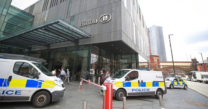 Elvágták egy nő torkát Angliában, egy manchesteri hotelben: rendőrök lepték el a környéket 6