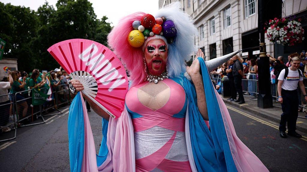 Több tízezren vonultak London utcáin - ilyen volt a 2026-os Pride felvonulás