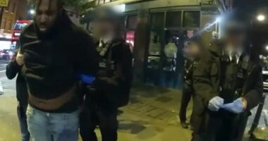 Fegyverrel rohant be egy férfi egy zsúfolt londoni éjszakai klubba