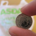 Mától egységesen, mindenhol fizetnünk kell a boltokban a szatyrokért Angliában