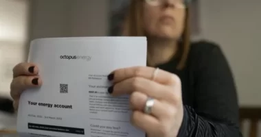 Az Egyesült Királyságban az éves átlagos energiaszámlák januártól várhatóan elérik a 4266 fontot, ami még az eddigi becsléseknél is jóval magasabb