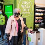 Megnyílt az első kassza nélküli „csak fogod, és kisétálsz” élelmiszer üzlet Angliában