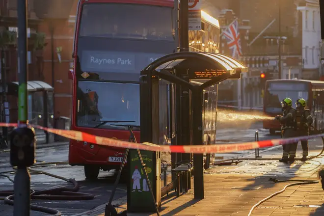 Kigyulladt egy elektromos emeletes busz egy forgalmas utcán Londonban 5
