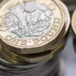 Mától jelentősen emelkedik 2.7 millió ember fizetése Nagy-Britanniában: több, mint 1 fonttal nő a minimálbér