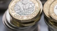 Mától jelentősen emelkedik 2.7 millió ember fizetése Nagy-Britanniában: több, mint 1 fonttal nő a minimálbér 2