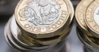 Mától jelentősen emelkedik 2.7 millió ember fizetése Nagy-Britanniában: több, mint 1 fonttal nő a minimálbér