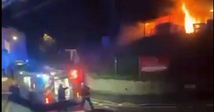 Hatalmas tűz az egyik angliai futballstadionban - órákon át küzdöttek a lángokkal Hatalmas tűz az egyik angliai futballstadionban - órákon át küzdöttek a lángokkal