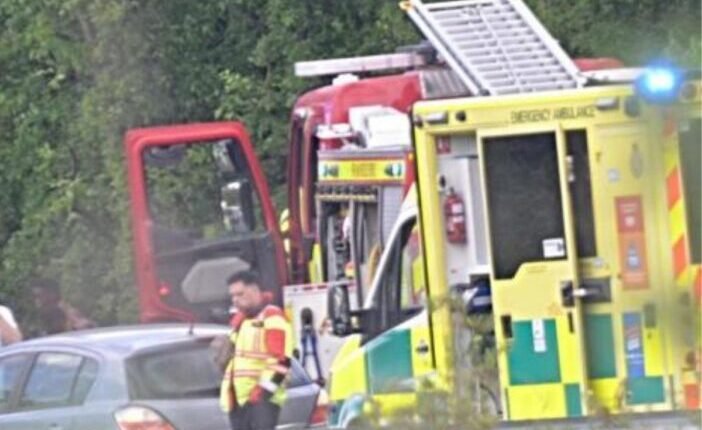 Tragédia az M4-es autópályán Angliában: egy gyermek vesztette életét, többen súlyosan megsérültek, amikor felborult egy minibusz