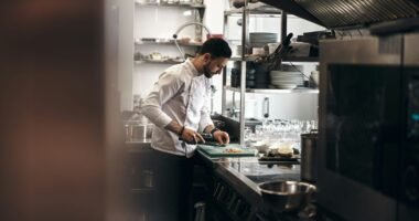 Friss hírek a fizetések és a munkahelyek kapcsán Angliában - a vendéglátásban dolgozók és a fiatalok járnak a legrosszabbul