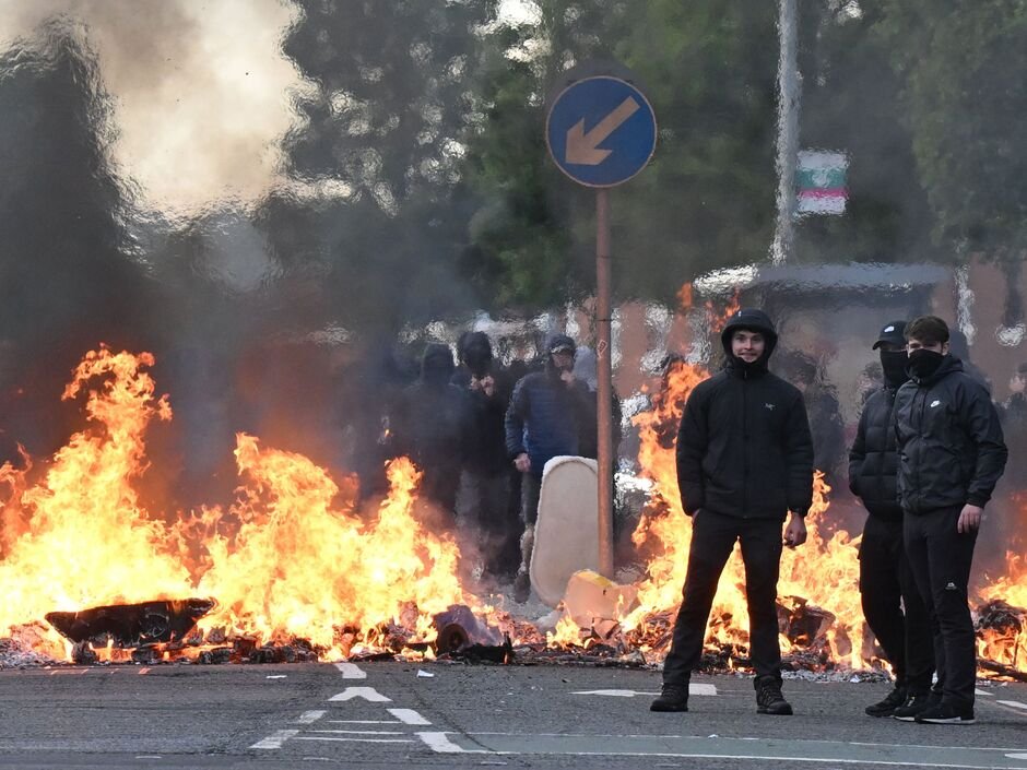 Egyre rosszabb a helyzet Belfastban: utcák lángokban, a rendőrség vízágyúval oszlatta a tömeget Egyre rosszabb a helyzet Belfastban: utcák lángokban, a rendőrség vízágyúval oszlatta a tömeget