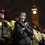 Milliós maszkos felvonulás holnap Londonban: a rendőrség nagy balhéra készül