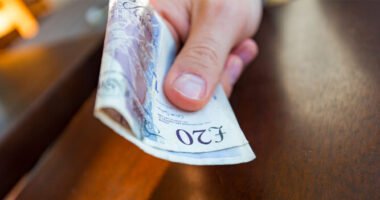 Mindenkinek, aki évi 60,000 GBP-nál kevesebbet keres, érdemes ezt ellenőrizni, mert jogosult lehet valamennyi plusz pénzre