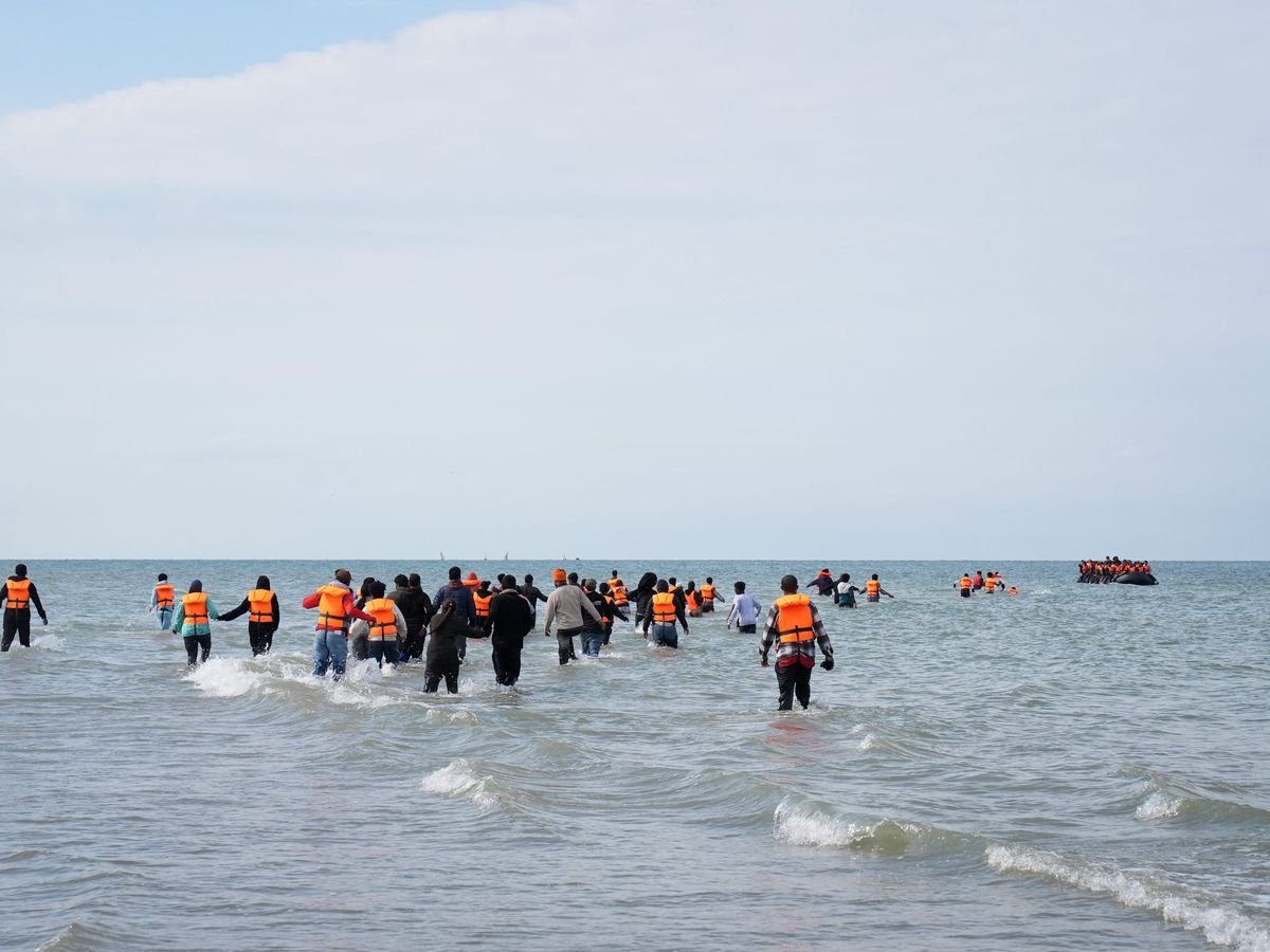 Lángra kapott egy migránsokat szállító „mega-csónak” a La Manche csatornán – 157 ember életét kellett megmenteni