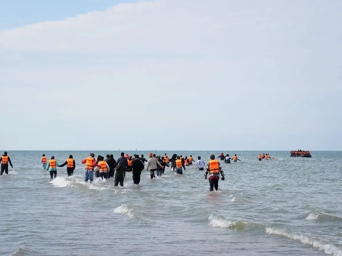 Lángra kapott egy migránsokat szállító „mega-csónak” a La Manche csatornán – 157 ember életét kellett megmenteni Lángra kapott egy migránsokat szállító „mega-csónak” a La Manche csatornán – 157 ember életét kellett megmenteni