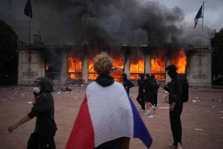 Lángokban áll Franciaország: több mint 2000 embert tartóztattak le, Macron rendkívüli beszédre készül