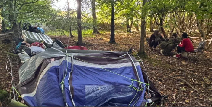 Kilakoltatták a rendőrök az afrikai törzset, akik "őseik földjét foglalják vissza" Nagy-Britanniában - néhány méterrel odébb újra lesátraztak