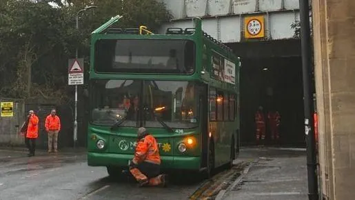 Vasúti hídnak ütközött egy iskolabusz Nagy-Britanniában, több kisgyermek is megsérült Vasúti hídnak ütközött egy iskolabusz Nagy-Britanniában, több kisgyermek is megsérült