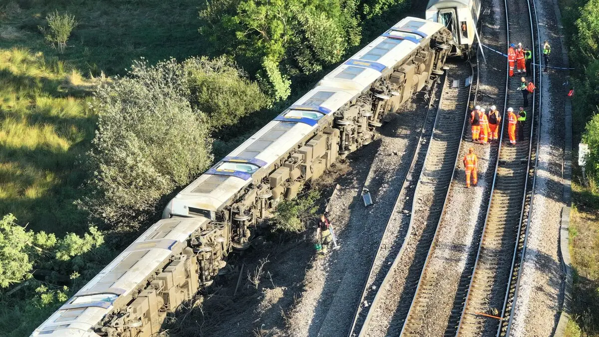 Súlyos vonatbaleset történt Angliában: kisiklott és felborult több kocsi, 150 utas lehetett a szerelvényen Súlyos vonatbaleset történt Angliában: kisiklott és felborult több kocsi, 150 utas lehetett a szerelvényen