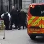 Drámai pillanatok: egy autós hajtott a Downing Street kerítésébe, az egész környéket lezárták