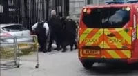 Drámai pillanatok: egy autós hajtott a Downing Street kerítésébe, az egész környéket lezárták 2