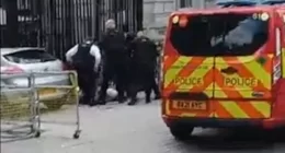 Drámai pillanatok: egy autós hajtott a Downing Street kerítésébe, az egész környéket lezárták 4