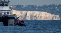 Elsüllyedt egy kishajó 80 emberrel, köztük több kisgyerekkel a fedélzetén Anglia partjainál 2