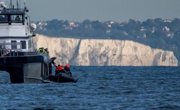 Elsüllyedt egy kishajó 80 emberrel, köztük több kisgyerekkel a fedélzetén Anglia partjainál 1
