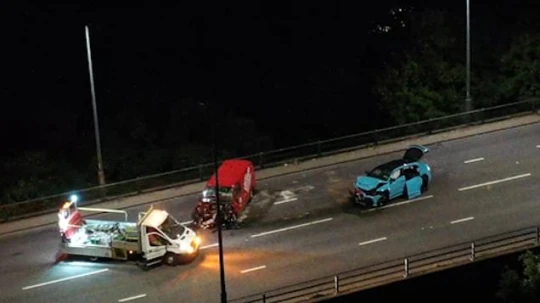 Súlyos autóbaleset Londonban: száguldó Lamborghini ütközött frontálisan egy Royal Mail-es furgonnal 6
