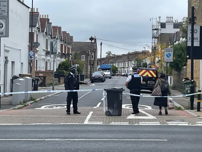 Véres éjszaka Dél-Londonban: órákon belül két késelés történt egymástól alig pár méterre – az egyik áldozat meghalt Véres éjszaka Dél-Londonban: órákon belül két késelés történt egymástól alig pár méterre – az egyik áldozat meghalt