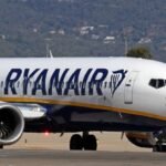 Közel 60 ezer eurót kap a Ryanair egyik utasa, csak mert a fejére esett egy sétabot