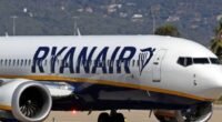 Közel 60 ezer eurót kap a Ryanair egyik utasa, csak mert a fejére esett egy sétabot