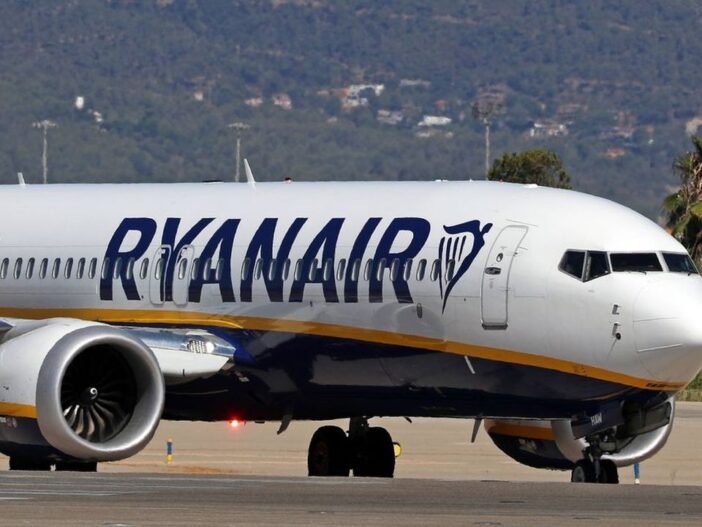 Közel 60 ezer eurót kap a Ryanair egyik utasa, csak mert a fejére esett egy sétabot Közel 60 ezer eurót kap a Ryanair egyik utasa, csak mert a fejére esett egy sétabot